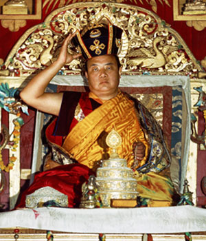Le 16e Karmapa effectuant la cérémonie de la Couronne noire