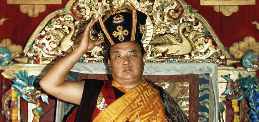 HH le 16e Karmapa effectuant la cérémonie de la Couronne noire