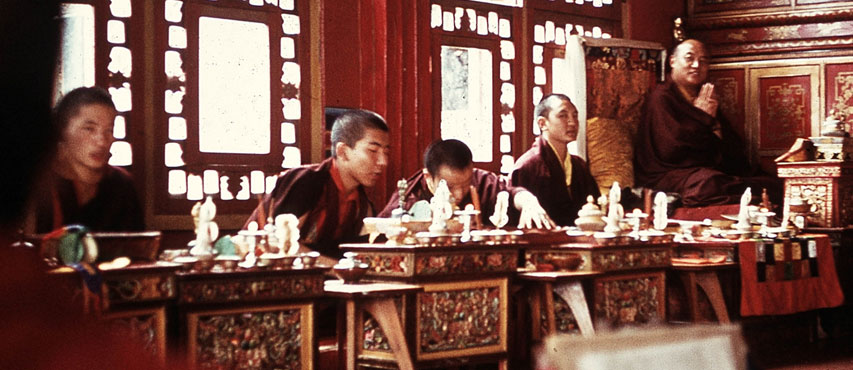 H le 16ème Karmapa avec Shamar Rinpoché, Jamgon Kongtrul Rinpoché, Situ Rinpoché et Gyaltsab Rinpoché à Rumtek