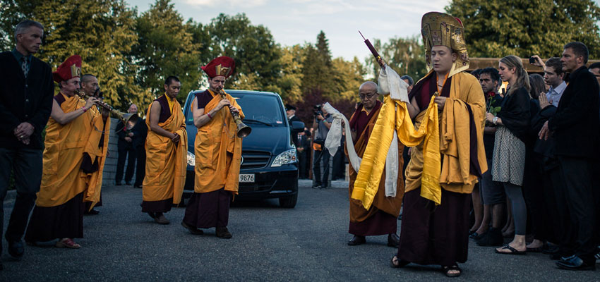 Thaye Dorje, His Holiness the 17th Gyalwa Karmapa, had travelled to Renchen Ulm in Germany, the main European seat of Kunzig Shamar Rinpoche, to accompany his teacher’s kudung back to Delhi.